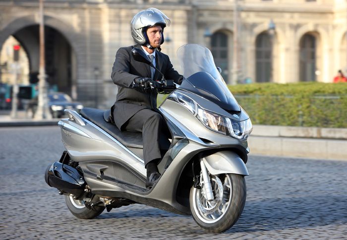 Το νέο κομψο X10 της Piaggio είναι το νέο GT scooter της ιταλικής φίρμας και κοστίζει 5.050 ευρώ.
